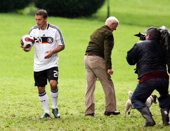 Lukas Podolski (Deutschland) präsentiert das neue Trikot für die EM 2008 anläßlich eines Werbespots des Ausrüsters Adidas Fußball EM Herren Vorschau 2007, EM 2008 Nationalmannschaft Nationaltrikot DFB Werbespot Dreharbeiten neu neues Gruppe Trikotvorstellung Promotion Kameramann Bergisch Gladbach Spielerkleidung Spielkleidung Fußball EM Herren Vorschau 2007, EM 2008 Nationalmannschaft Nationaltrikot DFB Werbespot Dreharbeiten neu neues Gruppe Trikotvorstellung Promotion Kameramann Bergisch Gladbach Spielerkleidung Spielkleidung