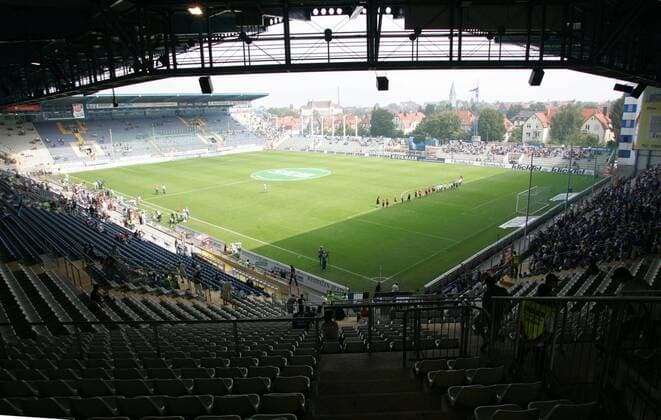 Fußball, Stadiongeschichte Arminia Bielefeld Schüco Arena, Heimspielstätte von Arminia Bielefeld, erst spärlich besetzt - über die im Bau befindliche Osttribüne erhält man Einblick in die Stadt Fußball 1. BL Herren Saison 2007 2008, Arminia Bielefeld, Vdig Totale SchücoArena Bielefeld Fußball 1. BL Herren Saison 2007 2008, Arminia Bielefeld, Vdig Totale SchücoArena Bielefeld