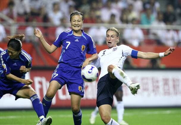 Faye White (England, re.) gegen Tomomi Miyamoto (Japan, Mitte) Fußball WM Damen WM 2007, Länderspiel, Nationalteam, Nationaltrikot, Gruppe A, Frauen, Frauenfußball, Gruppe Shanghai Dynamik, Fußball WM Damen WM 2007, Länderspiel, Nationalteam, Nationaltrikot, Gruppe A, Frauen, Frauenfußball, Gruppe Shanghai Dynamik,