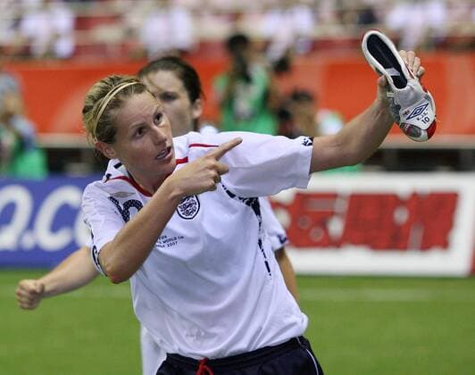 Kelly Smith (England) präsentiert anlässlich eines Torerfolges ihren personalisierten Fußballschuh von Umbro Fußball WM Damen WM 2007, Länderspiel, Nationalteam, Nationaltrikot, Frauen, Frauenfußball, Gruppe A Einzelbild personalisierter, K J S, Kürzel, KJS Shanghai Begeisterung, Freude, Fußball WM Damen WM 2007, Länderspiel, Nationalteam, Nationaltrikot, Frauen, Frauenfußball, Gruppe A Einzelbild personalisierter, K J S, Kürzel, KJS Shanghai Begeisterung, Freude,
