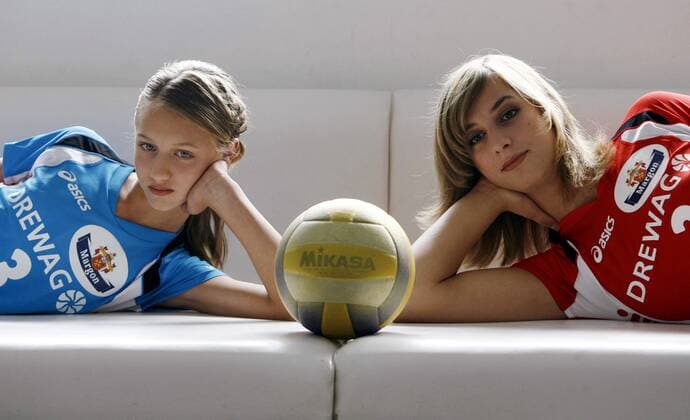 Friederike Thieme (re.) und Nachwuchsspielerin Michaela Wessely (beide Dresden) posieren für den neuen Kalender des Dresdner SC Volleyball 1. BL Damen Saison 2007 2008, Dresdner SC, DSC, Fotoshooting, Fotostory, Kalenderaufnahme, Kalenderaufnahmen Gruppe Jugend Volleyballnachwuchs Nachwuchsvolleyballerin Dresden, Volleyballjugend, Jugendvolleyballerin Volleyball 1. BL Damen Saison 2007 2008, Dresdner SC, DSC, Fotoshooting, Fotostory, Kalenderaufnahme, Kalenderaufnahmen Gruppe Jugend Volleyballnachwuchs Nachwuchsvolleyballerin Dresden, Volleyballjugend, Jugendvolleyballerin
