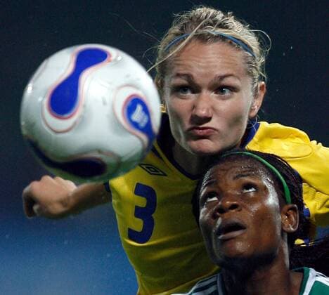Stina Segerstrom (Schweden, li.) gegen Ifeanyi Chiejine (Nigeria) -  Fußball WM Damen WM 2007, Frauenfußball, Frauen, Länderspiel, Nationalteam, Nationaltrikot, Gruppe B Gruppe Chengdu Überlegenheit, Fußball WM Damen WM 2007, Frauenfußball, Frauen, Länderspiel, Nationalteam, Nationaltrikot, Gruppe B Gruppe Chengdu Überlegenheit,