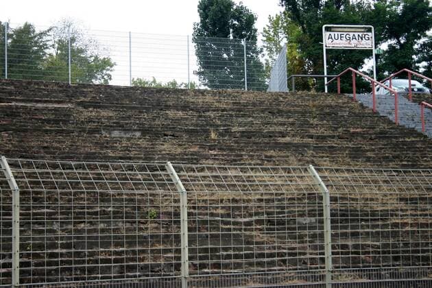 Verfallene Tribüne im Südweststadion in Ludwigshafen - Heimspielstätte des FSV Ludwigshafen Oggersheim Fußball Herren Regionalliga Süd 2007 2008, 3. Liga, Stadionstory, Reportage, FSV Ludwigshafen Oggersheim Totale Ludwigshafen Fußball Herren Regionalliga Süd 2007 2008, 3. Liga, Stadionstory, Reportage, FSV Ludwigshafen Oggersheim Totale Ludwigshafen