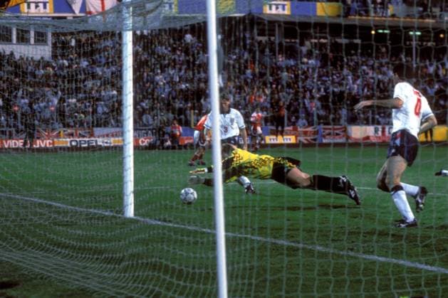 Torwart Chris Woods (England) hechtet zum Ball Fußball Länderspiel Herren EM 1992, Nationalmannschaft, Nationaltrikot, Gruppe A, England - Dänemark 0:0, Vdia Totale Malmö Dynamik, Abwehr, Fußball Länderspiel Herren EM 1992, Nationalmannschaft, Nationaltrikot, Gruppe A, England - Dänemark 0:0, Vdia Totale Malmö Dynamik, Abwehr,