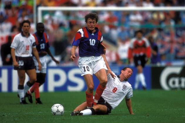 Luis Fernandez (Frankreich, li.) gegen Trevor Steven (England) Fußball Länderspiel Herren EM 1992, Nationalmannschaft, Nationaltrikot, Gruppe A, England - Frankreich 0:0, Vdia Gruppe Malmö Dynamik, Kampf, Fußball Länderspiel Herren EM 1992, Nationalmannschaft, Nationaltrikot, Gruppe A, England - Frankreich 0:0, Vdia Gruppe Malmö Dynamik, Kampf,