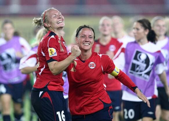Ragnhild Gulbrandsen (li.) und Ane Stangeland Horpestad (beide Norwegen) - Torjubel Fußball Länderspiel Damen WM 2007, Frauen, Frauenfußball, Nationalmannschaft, Nationaltrikot, Gruppe C, Norwegen Gruppe Hangzhou Freude, Begeisterung, Fußball Länderspiel Damen WM 2007, Frauen, Frauenfußball, Nationalmannschaft, Nationaltrikot, Gruppe C, Norwegen Gruppe Hangzhou Freude, Begeisterung,