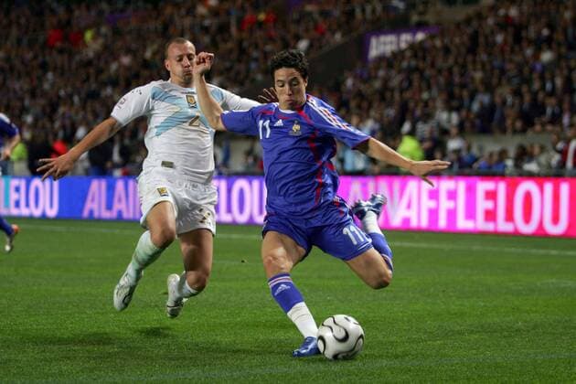 Samir Nasri (Frankreich, re.) gegen Alan Hutton (Schottland) -  Fußball Länderspiel Herren EM Qualifikation 2007, Nationalmannschaft, Nationaltrikot, Frankreich - Schottland 0:1 Gruppe Paris Dynamik, Fußball Länderspiel Herren EM Qualifikation 2007, Nationalmannschaft, Nationaltrikot, Frankreich - Schottland 0:1 Gruppe Paris Dynamik, 