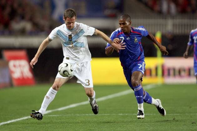 Graham Alexander (Schottland, li.) gegen Florent Malouda (Frankreich) -  Fußball Länderspiel Herren EM Qualifikation 2007, Nationalmannschaft, Nationaltrikot, Frankreich - Schottland 0:1 Gruppe Paris Dynamik, Fußball Länderspiel Herren EM Qualifikation 2007, Nationalmannschaft, Nationaltrikot, Frankreich - Schottland 0:1 Gruppe Paris Dynamik, 
