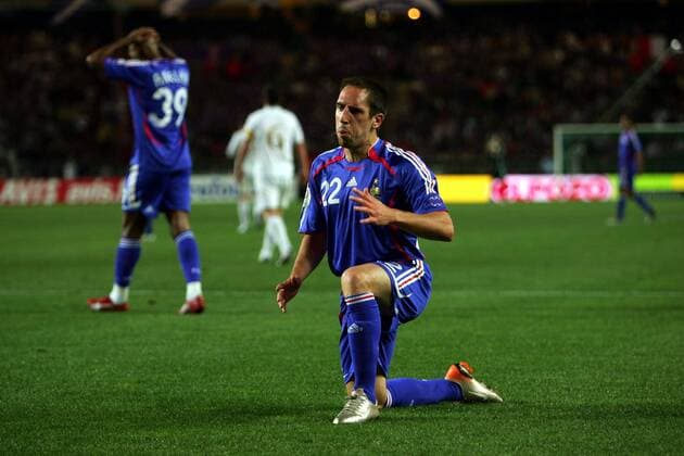 Frank Ribery (Frankreich) spuckt enttäuscht aus -  Fußball Länderspiel Herren EM Qualifikation 2007, Nationalmannschaft, Nationaltrikot Einzelbild Paris Fußball Länderspiel Herren EM Qualifikation 2007, Nationalmannschaft, Nationaltrikot Einzelbild Paris 