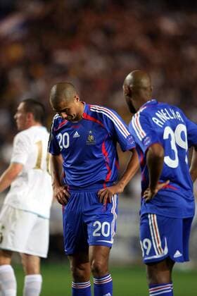 David Trezeguet (li.) und Nicolas Anelka (beide Frankreich) enttäuscht -  Fußball Länderspiel Herren EM Qualifikation 2007, Nationalmannschaft, Nationaltrikot Gruppe Paris Enttäuschung, Fußball Länderspiel Herren EM Qualifikation 2007, Nationalmannschaft, Nationaltrikot Gruppe Paris Enttäuschung, 