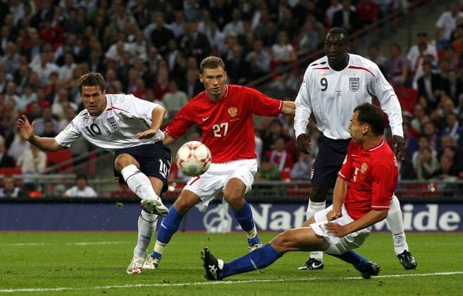 Michael Owen (England, li.) zieht ab zum 1:0 gegen Sergey Ignashevich (re.) und Aleksei Berezoutski (beide Russland, 2.v.li.) - Fußball Länderspiel Herren EM Qualifikation 2007, Nationalmannschaft, Nationaltrikot, England - Russland 3:0 Gruppe London Dynamik, Fußball Länderspiel Herren EM Qualifikation 2007, Nationalmannschaft, Nationaltrikot, England - Russland 3:0 Gruppe London Dynamik,