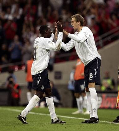 Peter Crouch (re.) wird für Emile Heskey (beide England) eingewechselt -  Fußball Länderspiel Herren EM Qualifikation 2007, Nationalmannschaft, Nationaltrikot Gruppe London Fußball Länderspiel Herren EM Qualifikation 2007, Nationalmannschaft, Nationaltrikot Gruppe London