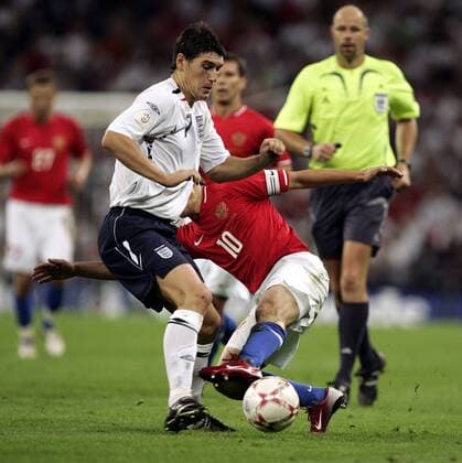 Gareth Barry (England) im Duell -  Fußball Länderspiel Herren EM Qualifikation 2007, Nationalmannschaft, Nationaltrikot, England - Russland 3:0 Gruppe London Dynamik, Fußball Länderspiel Herren EM Qualifikation 2007, Nationalmannschaft, Nationaltrikot, England - Russland 3:0 Gruppe London Dynamik,