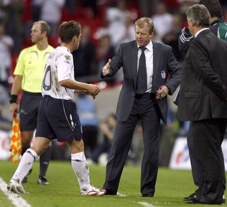 Nationaltrainer Steve McClaren (Mitte) dankt dem Doppeltorschützen Michael Owen (beide England) - EDITORIAL USE ONLY. No use with unauthorised audio, video, data, fixture lists, club league logos or live services. Online in-match use limited to 120 images, no video emulation. No use in betting, games or single club league player publications. Fußball Länderspiel Herren EM Qualifikation 2007, Nationalteam, Nationaltrikot Gruppe London Fußball Länderspiel Herren EM Qualifikation 2007, Nationalteam, Nationaltrikot Gruppe London
