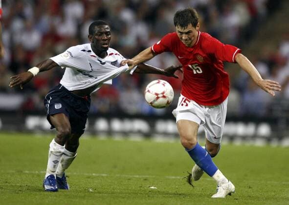 Diniyar Bilyaletdinov (Russland, re.) gegen Shaun Wright Phillips (England) - EDITORIAL USE ONLY. No use with unauthorised audio, video, data, fixture lists, club league logos or live services. Online in-match use limited to 120 images, no video emulation. No use in betting, games or single club league player publications. Fußball Länderspiel Herren EM Qualifikation 2007, Nationalteam, Nationaltrikot, England - Russland 3:0 Gruppe London Dynamik, Kampf, Fußball Länderspiel Herren EM Qualifikation 2007, Nationalteam, Nationaltrikot, England - Russland 3:0 Gruppe London Dynamik, Kampf,