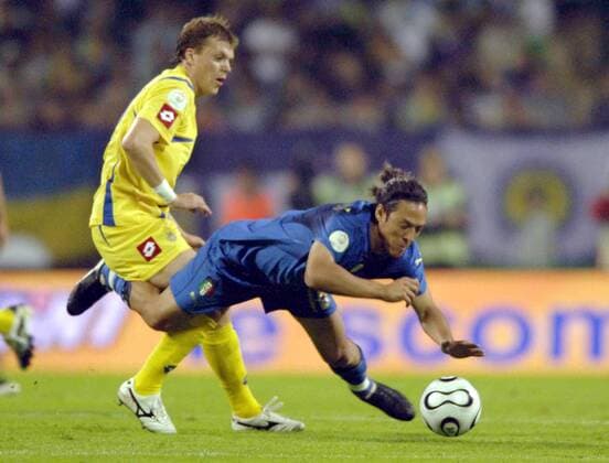 Mauro Camoranesi (Italien, re.) im Duell -  Fußball Länderspiel Herren EM Qualifikation 2007, Nationalteam, Nationaltrikot, Ukraine - Italien 1:2 Gruppe Kiew Dynamik, Fußball Länderspiel Herren EM Qualifikation 2007, Nationalteam, Nationaltrikot, Ukraine - Italien 1:2 Gruppe Kiew Dynamik,