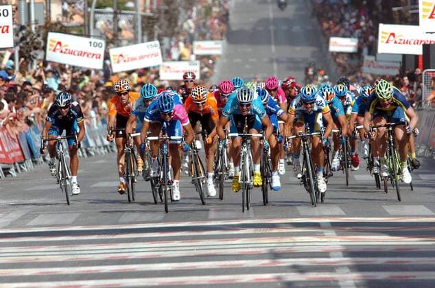 Alessandro Petacchi (Milram, Mitte) gewinnt die 12. Etappe der Vuelta 2007 vor Daniele Bennati (Lampre Fondital beide Italien, Mitte li.) und Aleksandr Usau (Weißrußland Ag2r Prevoyance, Mitte re.) - Radsport Herren Vuelta a Espana 2007, Spanienrundfahrt, ProTour, Straßenradsport, Straße, Rad, Totale 12. Etappe: Algemesi - Hellin Radsport Herren Vuelta a Espana 2007, Spanienrundfahrt, ProTour, Straßenradsport, Straße, Rad, Totale 12. Etappe: Algemesi - Hellin