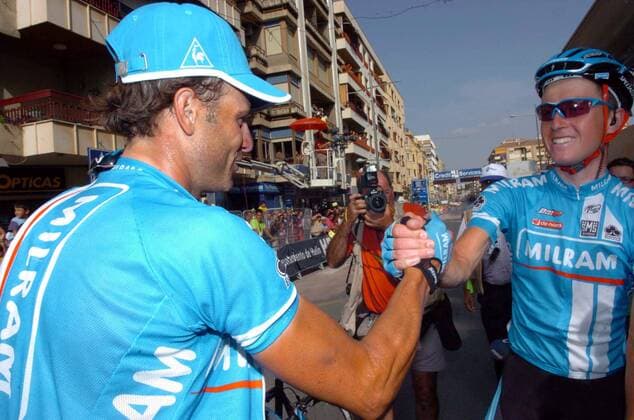 Teamkollege Matej Jurco (Slowakei, re.) gratuliert Etappensieger Alessandro Petacchi (Italien beide Milram) nach der 12. Etappe der Vuelta 2007 - Radsport Herren Vuelta a Espana 2007, Spanienrundfahrt, ProTour, Straßenradsport, Straße, Rad, Gruppe 12. Etappe: Algemesi - Hellin Freude, Radsport Herren Vuelta a Espana 2007, Spanienrundfahrt, ProTour, Straßenradsport, Straße, Rad, Gruppe 12. Etappe: Algemesi - Hellin Freude,