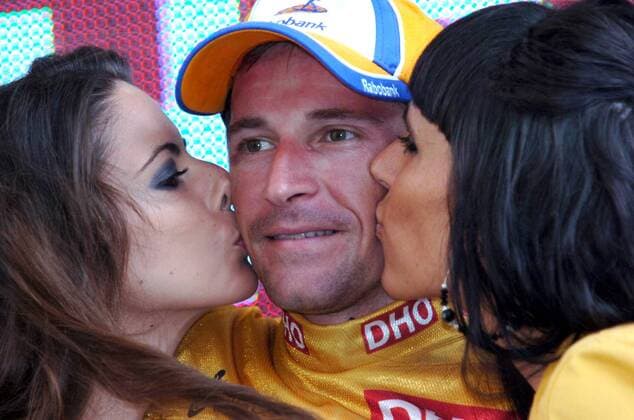 Denis Menchov (Rußland Rabobank) im goldenen Trikot bei der Siegerehrung zur 12. Etappe der Vuelta 2007 - Radsport Herren Vuelta a Espana 2007, Spanienrundfahrt, ProTour, Straßenradsport, Straße, Rad, Gruppe 12. Etappe: Algemesi - Hellin Freude, Radsport Herren Vuelta a Espana 2007, Spanienrundfahrt, ProTour, Straßenradsport, Straße, Rad, Gruppe 12. Etappe: Algemesi - Hellin Freude,