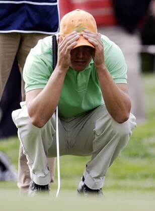 Martin Kaymer (Deutschland) taxiert die Putlinie Golf Herren Mercedes Benz Championship Pro AM 2007 Einzelbild Köln Nachdenklichkeit, Golf Herren Mercedes Benz Championship Pro AM 2007 Einzelbild Köln Nachdenklichkeit,