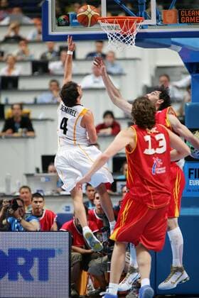 Mithat Demirel (Deutschland, li.) gegen Jorge Garbajosa (re.) und Marc Gasol (beide Spanien) - Basketball EM Herren EM 2007, Länderspiel, Nationalmannschaft, Nationaltrikot, Spanien - Deutschland 83:55 Gruppe Viertelfinale Madrid Dynamik, Basketball EM Herren EM 2007, Länderspiel, Nationalmannschaft, Nationaltrikot, Spanien - Deutschland 83:55 Gruppe Viertelfinale Madrid Dynamik,