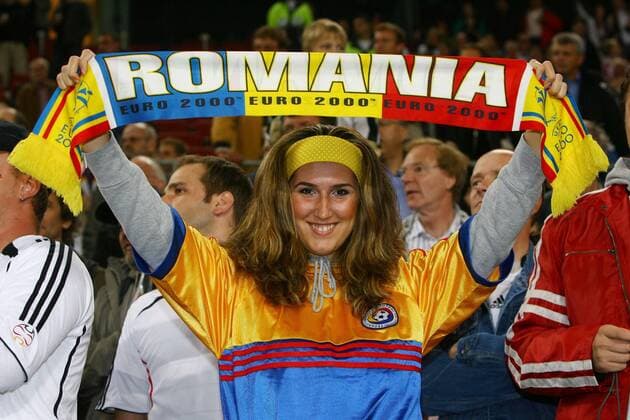 Weiblicher Rumänien Fan mit einem Schal der Euro 2000 Fußball Länderspiel Herren Freundschaftsspiel 2007, Test, Testspiel, Nationalmannschaft, Rumänien o0 rumänische, rumänischer Einzelbild Köln Fußball Länderspiel Herren Freundschaftsspiel 2007, Test, Testspiel, Nationalmannschaft, Rumänien o0 rumänische, rumänischer Einzelbild Köln