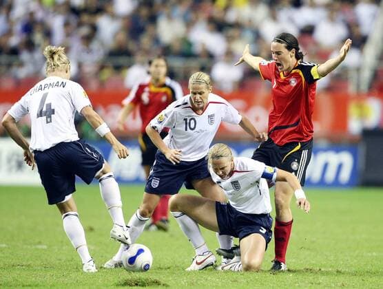 Birgit Prinz (Deutschland, re.) gegen Kelly Smith (2.v.li.), Faye White (2.v.re.) und Katie Chapman (alle England) Fußball Länderspiel Damen WM 2007, Nationalmannschaft, Nationaltrikot, Frauen, Frauenfußball, Gruppe A Gruppe Shanghai Kampf, Fußball Länderspiel Damen WM 2007, Nationalmannschaft, Nationaltrikot, Frauen, Frauenfußball, Gruppe A Gruppe Shanghai Kampf,