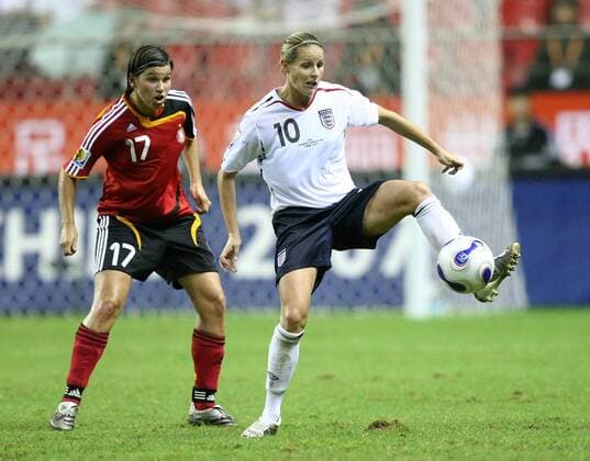 Kelly Smith (England, re.) gegen Ariane Hingst (Deutschland) Fußball Länderspiel Damen WM 2007, Nationalmannschaft, Nationaltrikot, Frauen, Frauenfußball, Gruppe A Gruppe Shanghai Dynamik, Fußball Länderspiel Damen WM 2007, Nationalmannschaft, Nationaltrikot, Frauen, Frauenfußball, Gruppe A Gruppe Shanghai Dynamik,