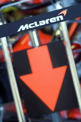 Abwärtstrend bei McLaren Mercedes? - der Pfeil weist darauf hin Motorsport Grand Prix Herren Großer Preis von Belgien 2007, Formel 1 Weltmeisterschaft, F1, F, GP, WM, Freies Training Einzelbild o0 Spionageaffäre, Spionage Affäre Spa-Francorchamps Motorsport Grand Prix Herren Großer Preis von Belgien 2007, Formel 1 Weltmeisterschaft, F1, F, GP, WM, Freies Training Einzelbild o0 Spionageaffäre, Spionage Affäre Spa-Francorchamps