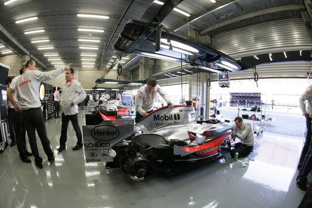 Vorbereitungen an den Boliden von McLaren Mercedes Motorsport Grand Prix Herren Großer Preis von Belgien 2007, Formel 1 Weltmeisterschaft, F1, F, GP, WM, Freies Training Totale Spa-Francorchamps Motorsport Grand Prix Herren Großer Preis von Belgien 2007, Formel 1 Weltmeisterschaft, F1, F, GP, WM, Freies Training Totale Spa-Francorchamps