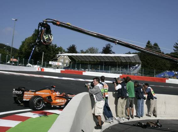 Adrian Sutil (Deutschland Spyker) mit seinem Boliden in der La Source Kurve Motorsport Grand Prix Herren Großer Preis von Belgien 2007, Formel 1 Weltmeisterschaft, F1, F, GP, WM, Freies Training Totale mobil, mobile, beweglich, beweglich, Kamerakran Spa-Francorchamps, Schwenkkamera Motorsport Grand Prix Herren Großer Preis von Belgien 2007, Formel 1 Weltmeisterschaft, F1, F, GP, WM, Freies Training Totale mobil, mobile, beweglich, beweglich, Kamerakran Spa-Francorchamps, Schwenkkamera