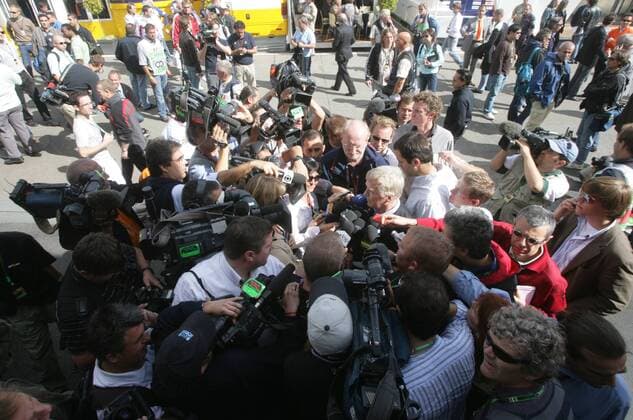FIA Präsident Max Mosley (England, Mitte) steht nach dem Urteil in der Spionageaffäre um McLaren Mercedes im Interesse der Medien Motorsport Grand Prix Herren Großer Preis von Belgien 2007, Formel 1 Weltmeisterschaft, F1, F, GP, WM, Freies Training Totale Spa Francorchamps Motorsport Grand Prix Herren Großer Preis von Belgien 2007, Formel 1 Weltmeisterschaft, F1, F, GP, WM, Freies Training Totale Spa Francorchamps