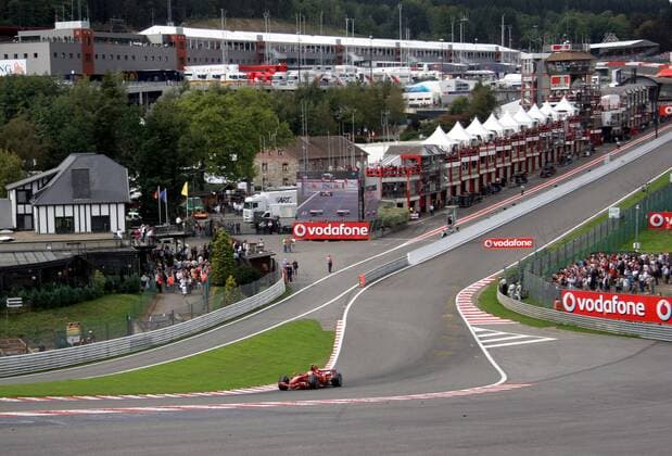 Kimi Räikkönen (Finnland Ferrari) mit seinem Boliden in der Eau Rouge Kurve der Rennstrecke in Spa Francorchamps Motorsport Grand Prix Herren Großer Preis von Belgien 2007, Formel 1 Weltmeisterschaft, F1, F, GP, WM, Qualifying Totale Spa Francorchamps Motorsport Grand Prix Herren Großer Preis von Belgien 2007, Formel 1 Weltmeisterschaft, F1, F, GP, WM, Qualifying Totale Spa Francorchamps