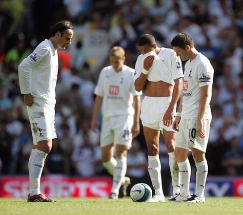 Anstoß Tottenham Hotspurs, v.re.: Robbie Keane, Jermaine Jenas und Dimitar Berbatov enttäuscht - EDITORIAL USE ONLY. No use with unauthorised audio, video, data, fixture lists, club league logos or live services. Online in-match use limited to 120 images, no video emulation. No use in betting, games or single club league player publications. Fußball Herren English Premier League 2007 2008, 1. Englische Liga, Tottenham Hotspur, Spurs Gruppe London Enttäuschung, Fußball Herren English Premier League 2007 2008, 1. Englische Liga, Tottenham Hotspur, Spurs Gruppe London Enttäuschung,