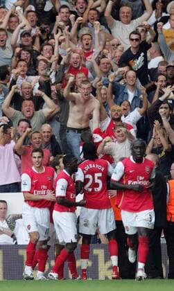 Torjubel Arsenal vor frenetisch jubelnden Fans - EDITORIAL USE ONLY. No use with unauthorised audio, video, data, fixture lists, club league logos or live services. Online in-match use limited to 120 images, no video emulation. No use in betting, games or single club league player publications. Fußball Herren English Premier League 2007 2008, 1. Englische Liga, Arsenal FC London Totale London Begeisterung, Freude, Fußball Herren English Premier League 2007 2008, 1. Englische Liga, Arsenal FC London Totale London Begeisterung, Freude,