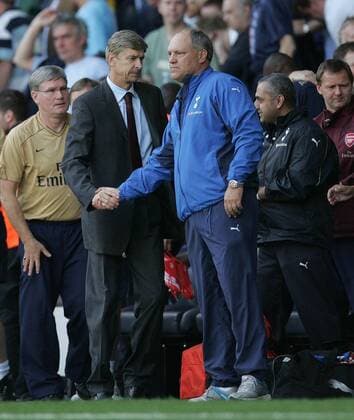 Trainer Martin Jol (Tottenham Hotspurs, Mitte) bedankt sich bei Trainer Arsene Wenger (Arsenal) - EDITORIAL USE ONLY. No use with unauthorised audio, video, data, fixture lists, club league logos or live services. Online in-match use limited to 120 images, no video emulation. No use in betting, games or single club league player publications. Fußball Herren English Premier League 2007 2008, 1. Englische Liga, Tottenham Hotspur - Arsenal FC London 1:3 Gruppe London Fußball Herren English Premier League 2007 2008, 1. Englische Liga, Tottenham Hotspur - Arsenal FC London 1:3 Gruppe London
