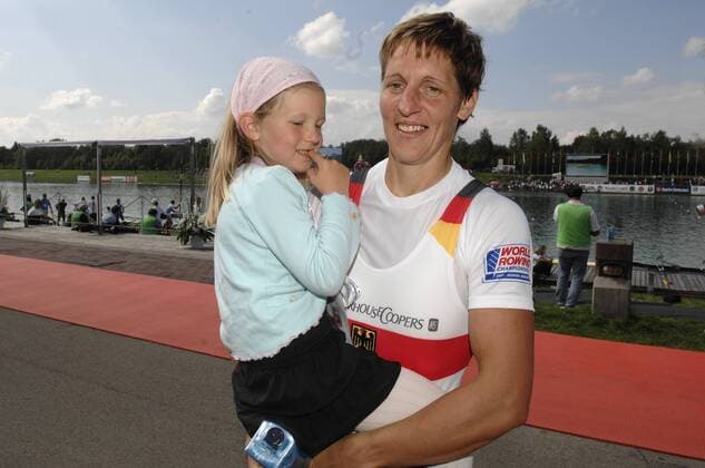 Kathrin Boron (Deutschland) mit ihrer Tochter Cora Rudern WM Damen WM 2007, Nationaltrikot, 4er, 4 er, Vierer, Doppelvierer, Skull, Deutschlandvierer Gruppe München Rudern WM Damen WM 2007, Nationaltrikot, 4er, 4 er, Vierer, Doppelvierer, Skull, Deutschlandvierer Gruppe München
