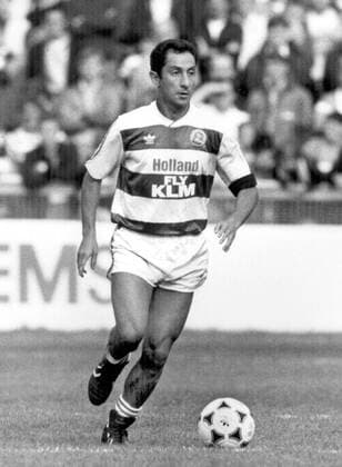 Osvaldo Ardiles (Queens Park Rangers) am Ball -  Fußball Herren English Football League First Division 1988 1989, One, 1. Englische Liga, Queens Park Rangers, QPR Einzelbild London Dynamik, Fußball Herren English Football League First Division 1988 1989, One, 1. Englische Liga, Queens Park Rangers, QPR Einzelbild London Dynamik,