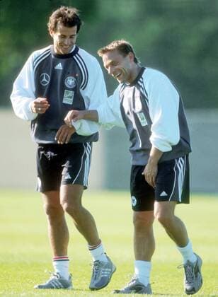 Mehmet Scholl (li.) und Thomas Häßler (beide Deutschland) scherzen miteinander Fußball Herren EM 2000, Nationalmannschaft, Training Gruppe Kerkrade Harmonie, Fußball Herren EM 2000, Nationalmannschaft, Training Gruppe Kerkrade Harmonie,