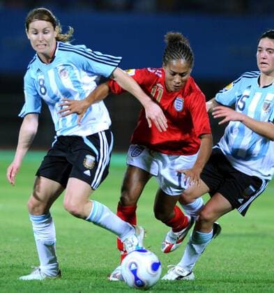Rachel Yankey (England, Mitte) gegen Clarisa Huber (li.) und Florencia Mandrile (beide Argentinien) - Fußball Länderspiel Damen WM 2007, Frauen, Frauenfußball, Nationalmannschaft, Nationaltrikot Gruppe Chengdu Dynamik, Fußball Länderspiel Damen WM 2007, Frauen, Frauenfußball, Nationalmannschaft, Nationaltrikot Gruppe Chengdu Dynamik,