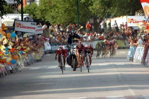 Sprintankunft auf der 16. Etappe der Vuelta 2007, u.a. Leonardo Duque (Kolumbien Cofidis, li.) - Radsport Herren Vuelta a Espana 2007, Spanienrundfahrt, ProTour, Straßenradsport, Straße, Rad Totale 16. Etappe: Jaen - Puertollano Dynamik, Radsport Herren Vuelta a Espana 2007, Spanienrundfahrt, ProTour, Straßenradsport, Straße, Rad Totale 16. Etappe: Jaen - Puertollano Dynamik,