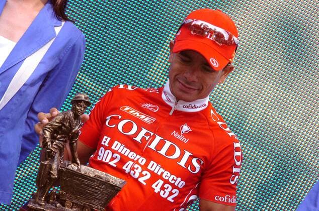 Leonardo Duque (Kolumbien Cofidis) mit Pokal nach dem Gewinn der 16. Etappe der Vuelta 2007 - Radsport Herren Vuelta a Espana 2007, Spanienrundfahrt, ProTour, Straßenradsport, Straße, Rad Einzelbild 16. Etappe: Jaen - Puertollano Radsport Herren Vuelta a Espana 2007, Spanienrundfahrt, ProTour, Straßenradsport, Straße, Rad Einzelbild 16. Etappe: Jaen - Puertollano