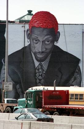 Dennis Rodman (USA) überblickt als riesiges Bild auf eine Hauswand gemalt den Kennedy Expressway in Chicago -  (CHI96040301) Basketball Herren NBA 1996 Einzelbild überdimensional, o0 Abbild, Konterfei Chicago Basketball Herren NBA 1996 Einzelbild überdimensional, o0 Abbild, Konterfei Chicago