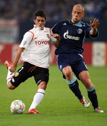 David Villa (Valencia, li.) gegen Fabian Ernst (Schalke) Fußball EC 1 Herren Champions League 2007 2008, Schalke 04 - Valencia CF, FC Gruppe Gelsenkirchen Dynamik, Fußball EC 1 Herren Champions League 2007 2008, Schalke 04 - Valencia CF, FC Gruppe Gelsenkirchen Dynamik,