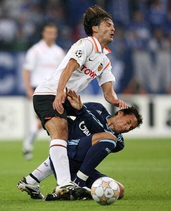 Fernando Morientes (Valencia, li.) gegen Jermaine Jones (Schalke) Fußball EC 1 Herren Champions League 2007 2008, FC Schalke 04 - FC Valencia Gruppe Gelsenkirchen Kampf, Dynamik Fußball EC 1 Herren Champions League 2007 2008, FC Schalke 04 - FC Valencia Gruppe Gelsenkirchen Kampf, Dynamik