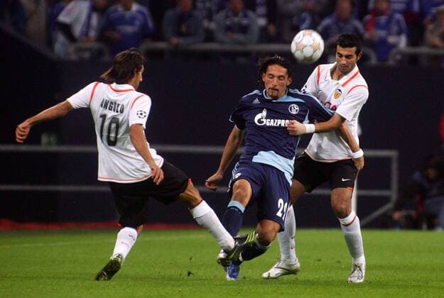Kevin Kuranyi (Schalke, Mitte) gegen Raul Albiol (re.) und Miguel Angel Angulo (beide Valencia) Fußball EC 1 Herren Champions League 2007 2008, FC Schalke 04 - FC Valencia Gruppe Gelsenkirchen Dynamik Fußball EC 1 Herren Champions League 2007 2008, FC Schalke 04 - FC Valencia Gruppe Gelsenkirchen Dynamik