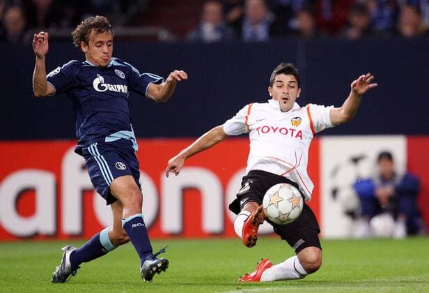 Rafinha (Schalke, li.) gegen David Villa (Valencia) Fußball EC 1 Herren Champions League 2007 2008, FC Schalke 04 - FC Valencia Gruppe Gelsenkirchen Dynamik, Fußball EC 1 Herren Champions League 2007 2008, FC Schalke 04 - FC Valencia Gruppe Gelsenkirchen Dynamik,