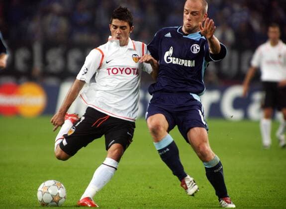 David Villa (Valencia, li.) gegen Fabian Ernst (Schalke) Fußball EC 1 Herren Champions League 2007 2008, FC Schalke 04 - FC Valencia, CF Gruppe Gelsenkirchen Dynamik, Fußball EC 1 Herren Champions League 2007 2008, FC Schalke 04 - FC Valencia, CF Gruppe Gelsenkirchen Dynamik,
