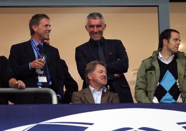 Trainer Mirko Slomka (Schalke, Mitte hi.) sitzt seine Innenraumstrafe gut gelaunt auf der Tribüne ab Fußball EC 1 Herren Champions League 2007 2008, FC Schalke 04 Gruppe Gelsenkirchen Freude, Fußball EC 1 Herren Champions League 2007 2008, FC Schalke 04 Gruppe Gelsenkirchen Freude,
