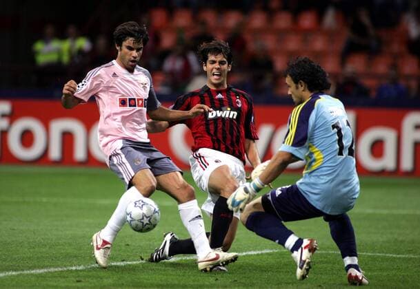 Kaka (AC Mailand, Mitte) gegen Luis Filipe und Torwart Quim (beide Benfica Lissabon) - Fußball EC 1 Herren Champions League 2007 2008, AC Mailand - SL Benfica Lissabon 2:1, Milan Gruppe Mailand Dynamik, Fußball EC 1 Herren Champions League 2007 2008, AC Mailand - SL Benfica Lissabon 2:1, Milan Gruppe Mailand Dynamik,